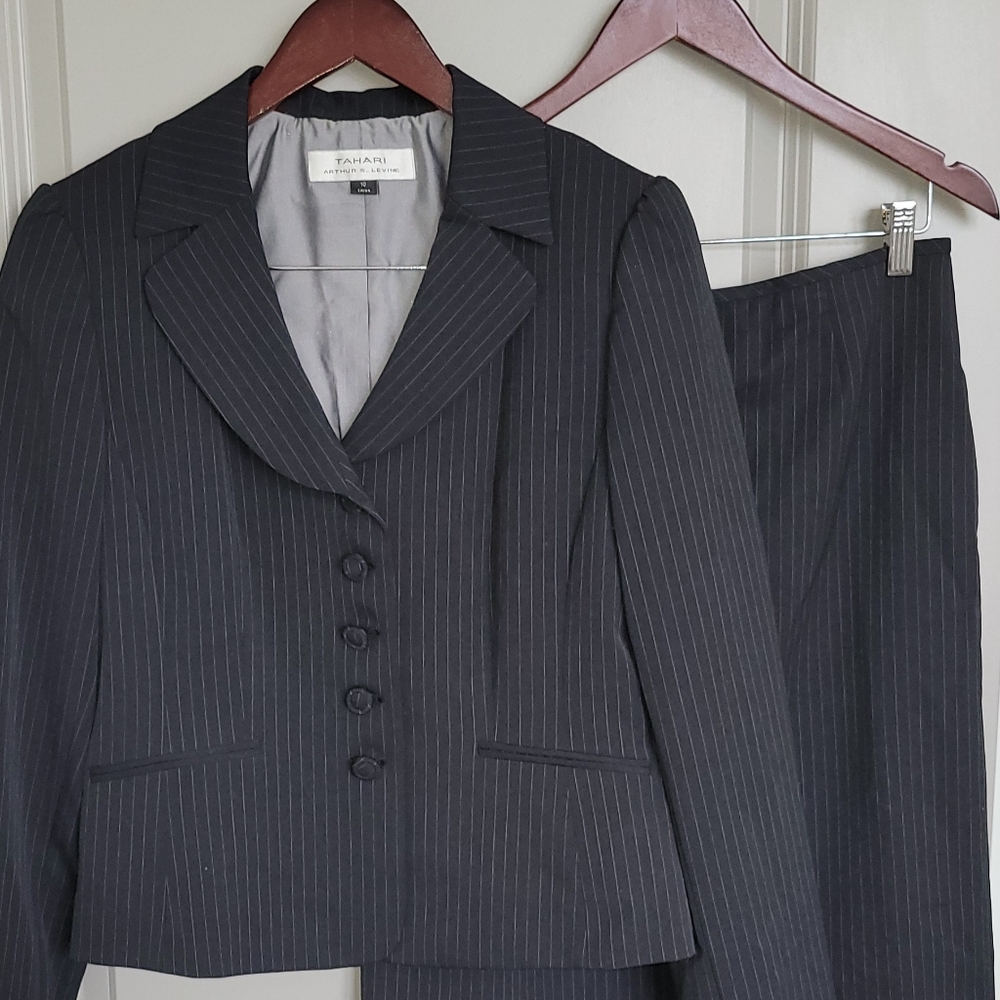 COPY - Tahari Levine | Classy suit set with skirt | 5 button front | Pin stripe